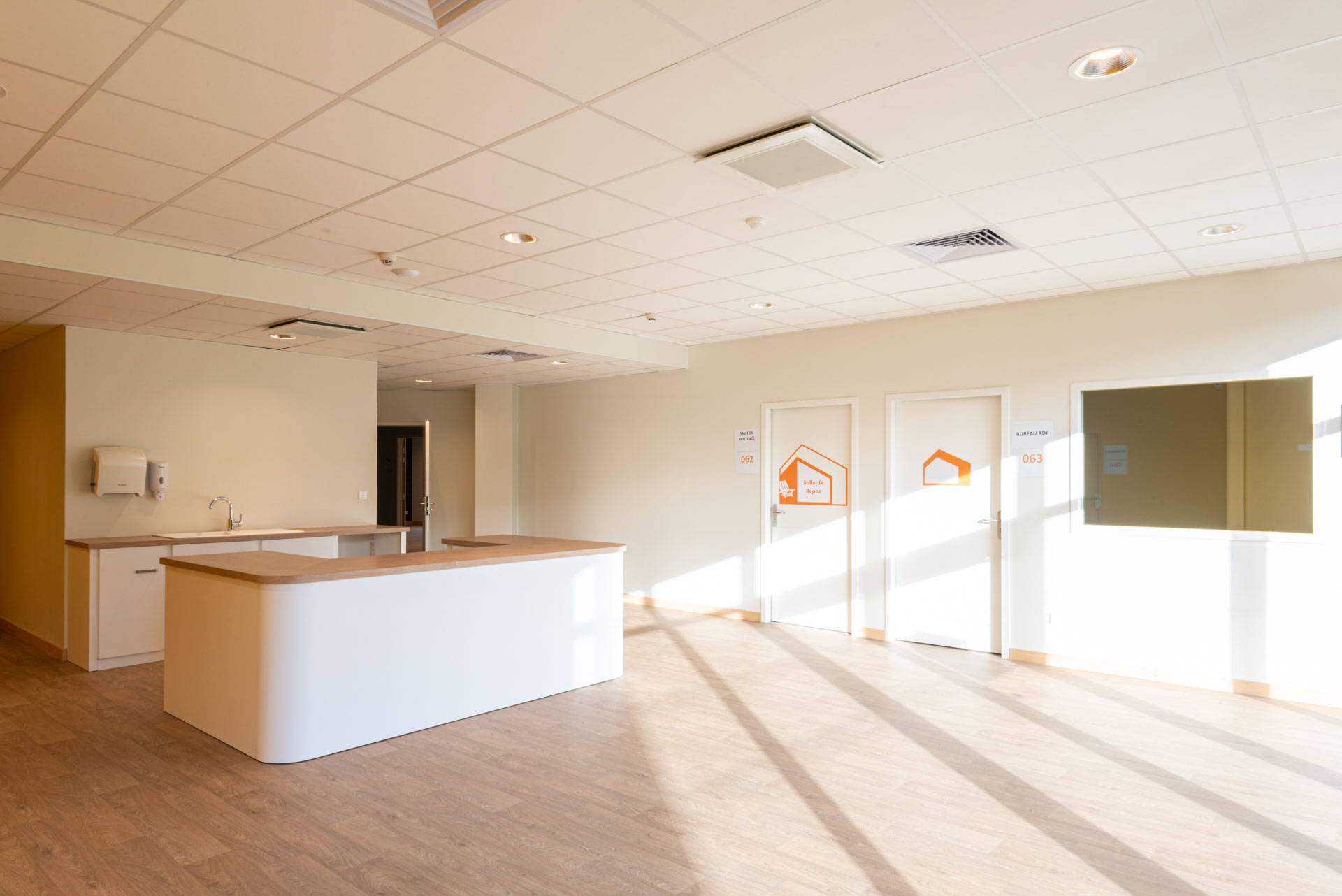 Photographies d'architecture de l'EHPAD de Chazelles sur Lyon - rayon de soleil sur l'accueil de jour