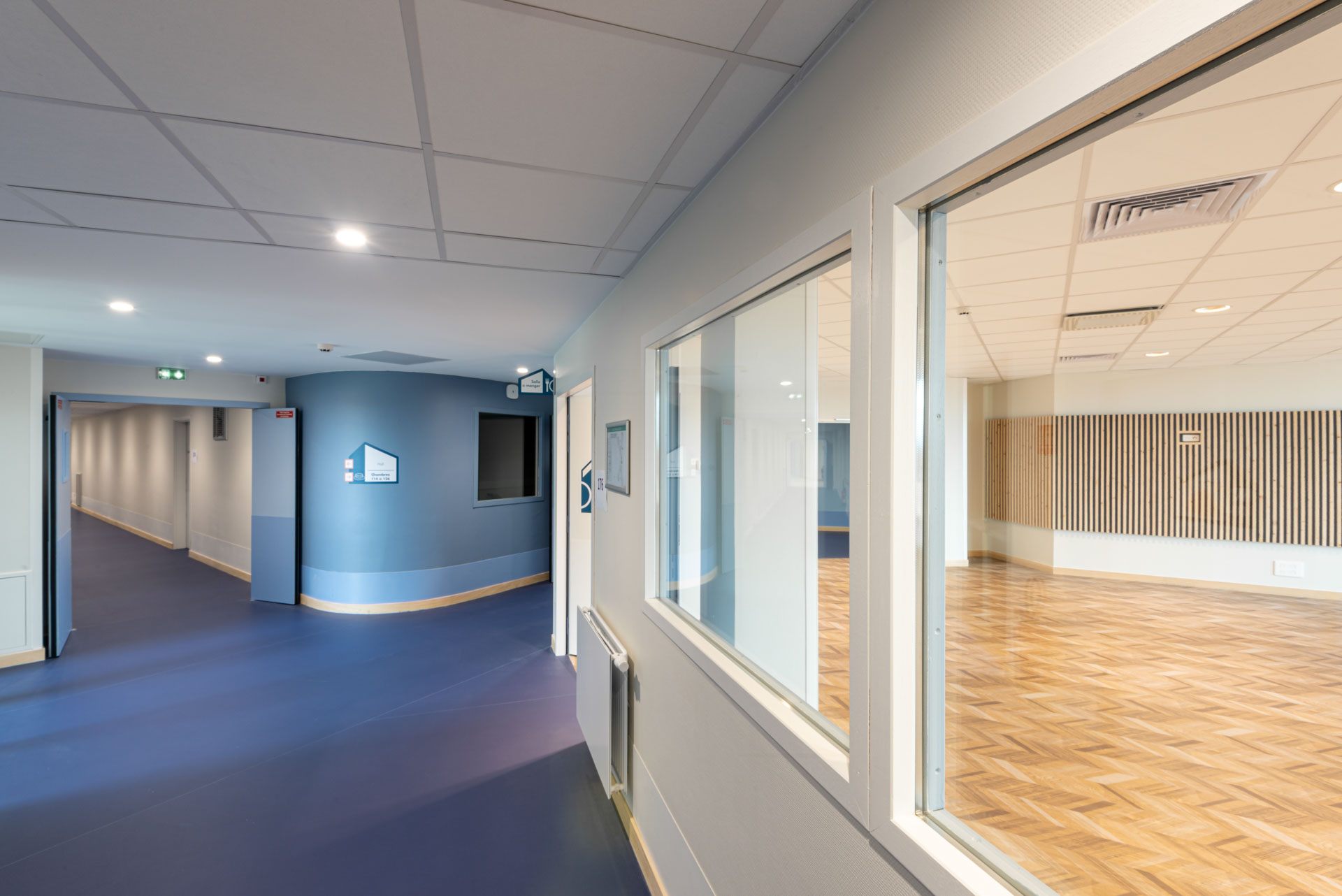 Photographies d'architecture de l'EHPAD de Chazelles sur Lyon - transparence couloir-réfectoire