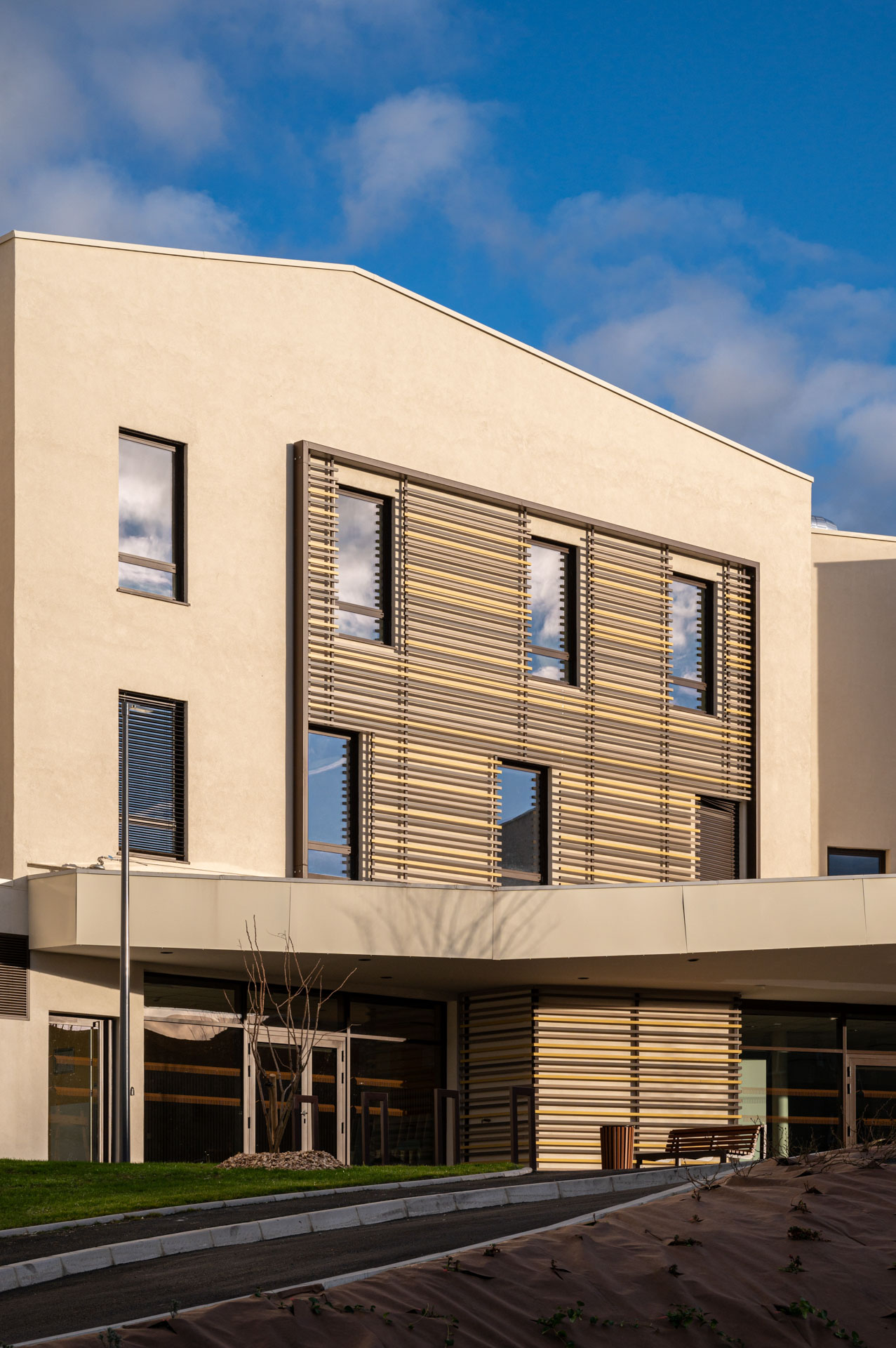 Photographies d'architecture de l'EHPAD de Chazelles sur Lyon - détail de façade et auvent