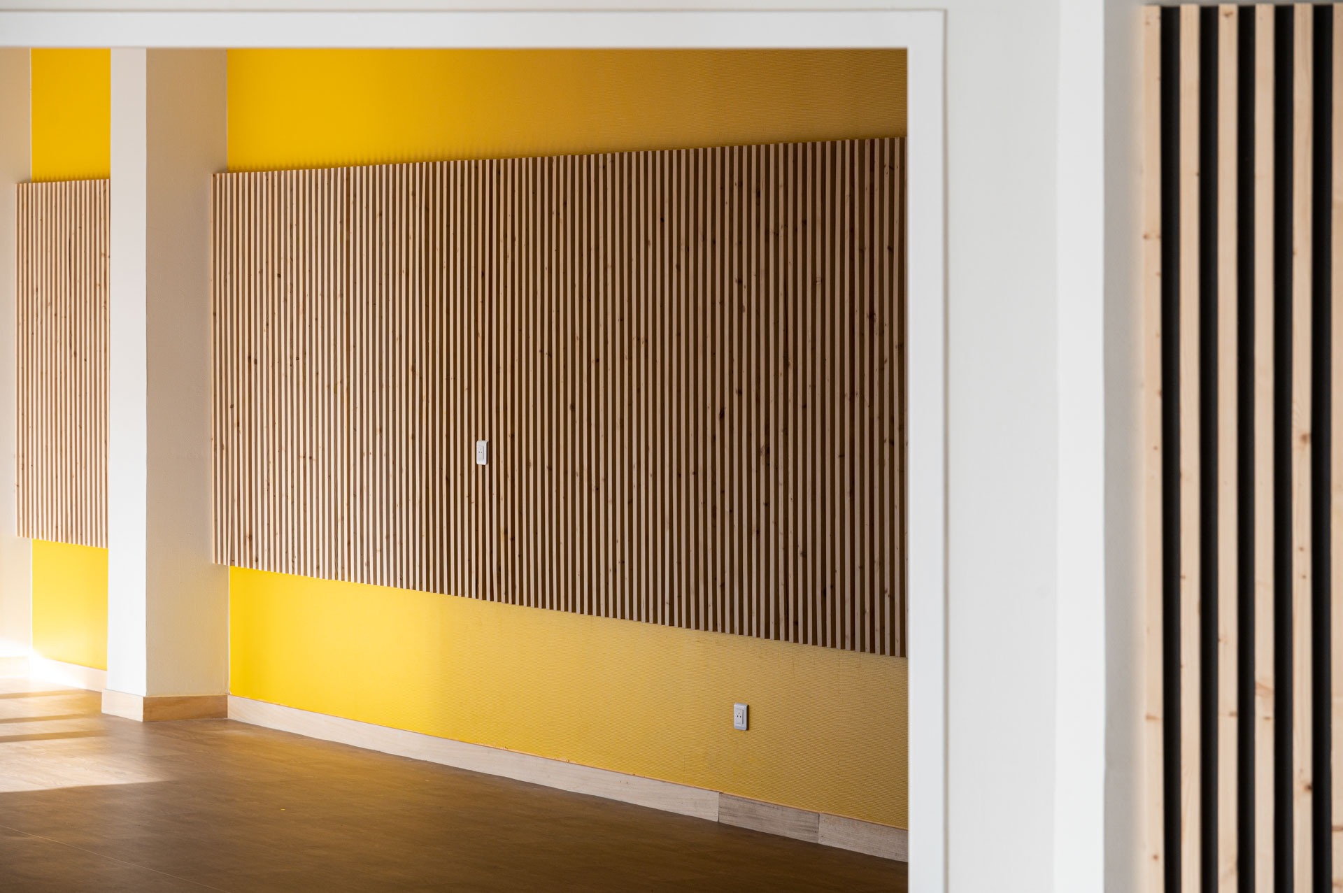 Photographies d'architecture de l'EHPAD de Chazelles sur Lyon - détail réfectoire personnel