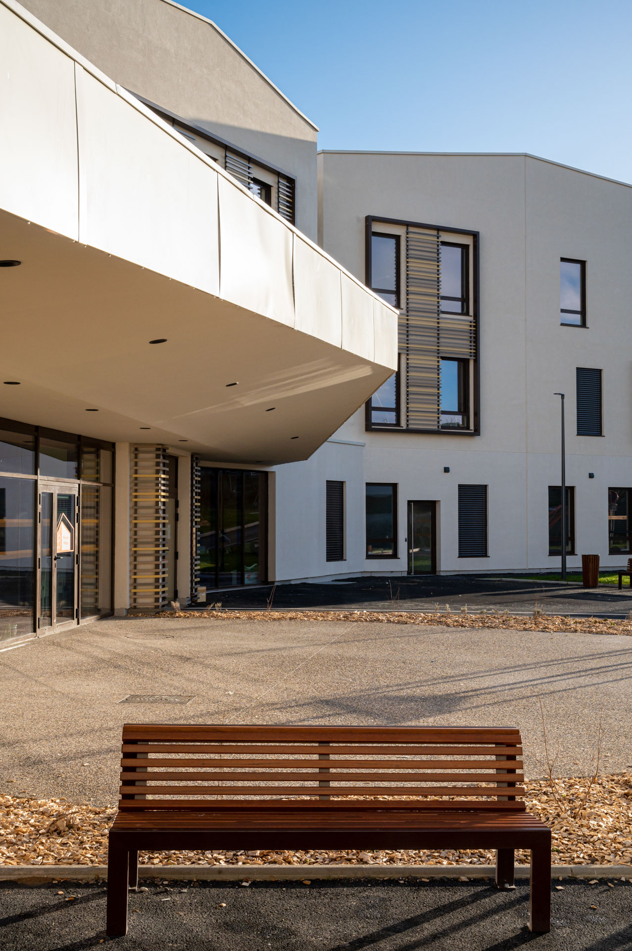 Photographies d'architecture de l'EHPAD de Chazelles sur Lyon - banc et terrasse entrée
