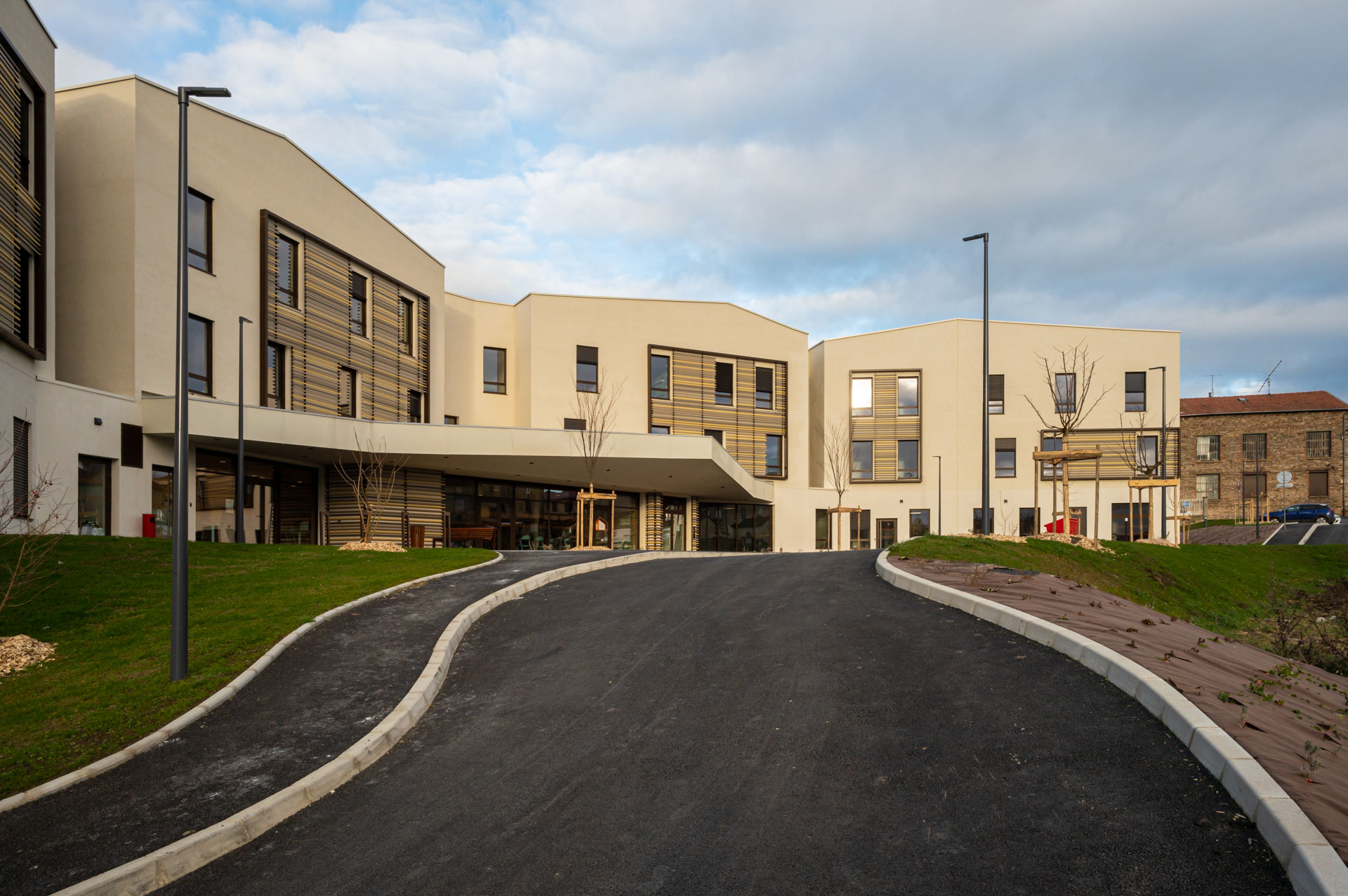 Photographies d'architecture de l'EHPAD de Chazelles sur Lyon - rampe d'accès à l'entrée principale