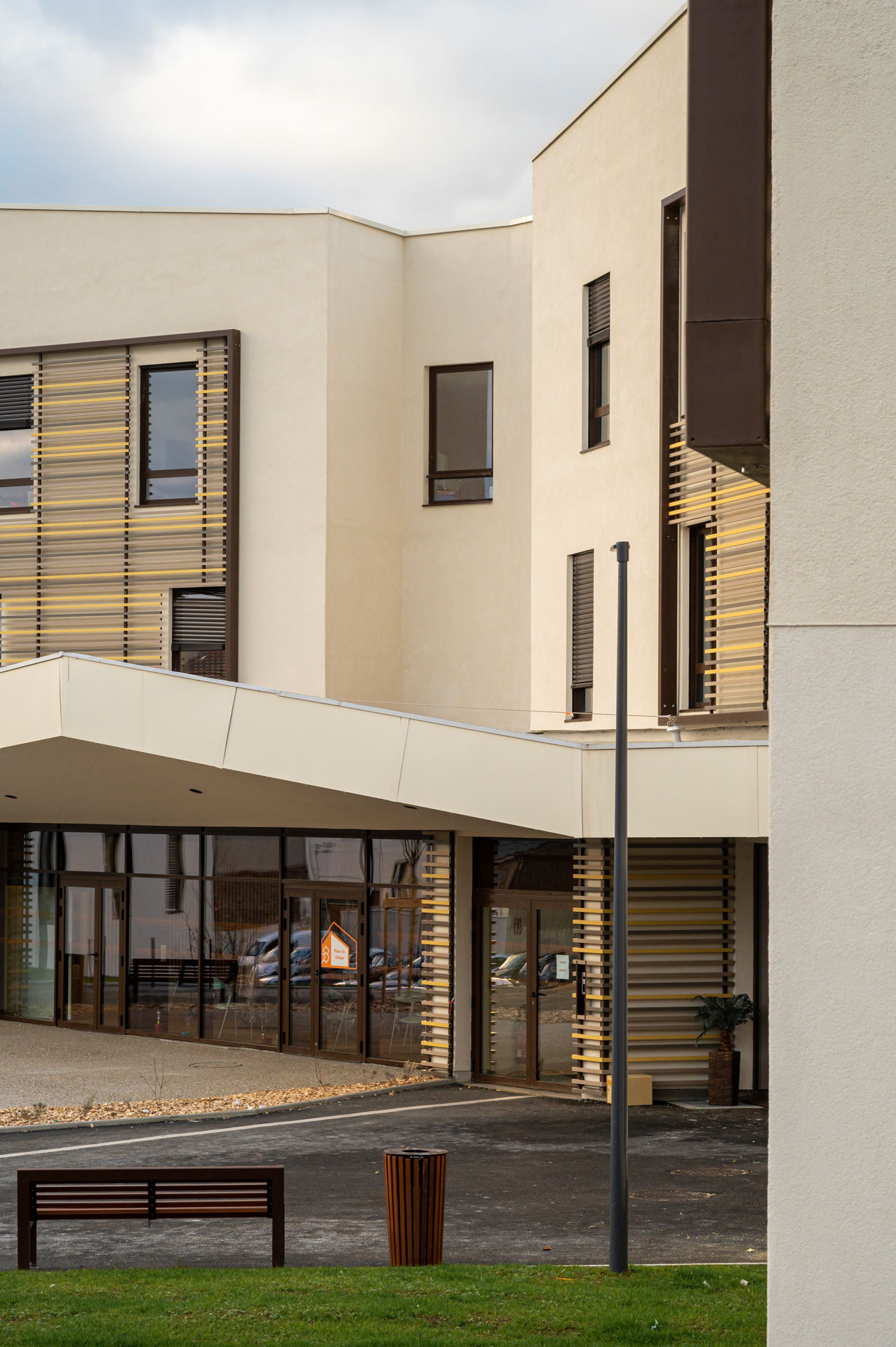 Photographies d'architecture de l'EHPAD de Chazelles sur Lyon - porte d'entrée