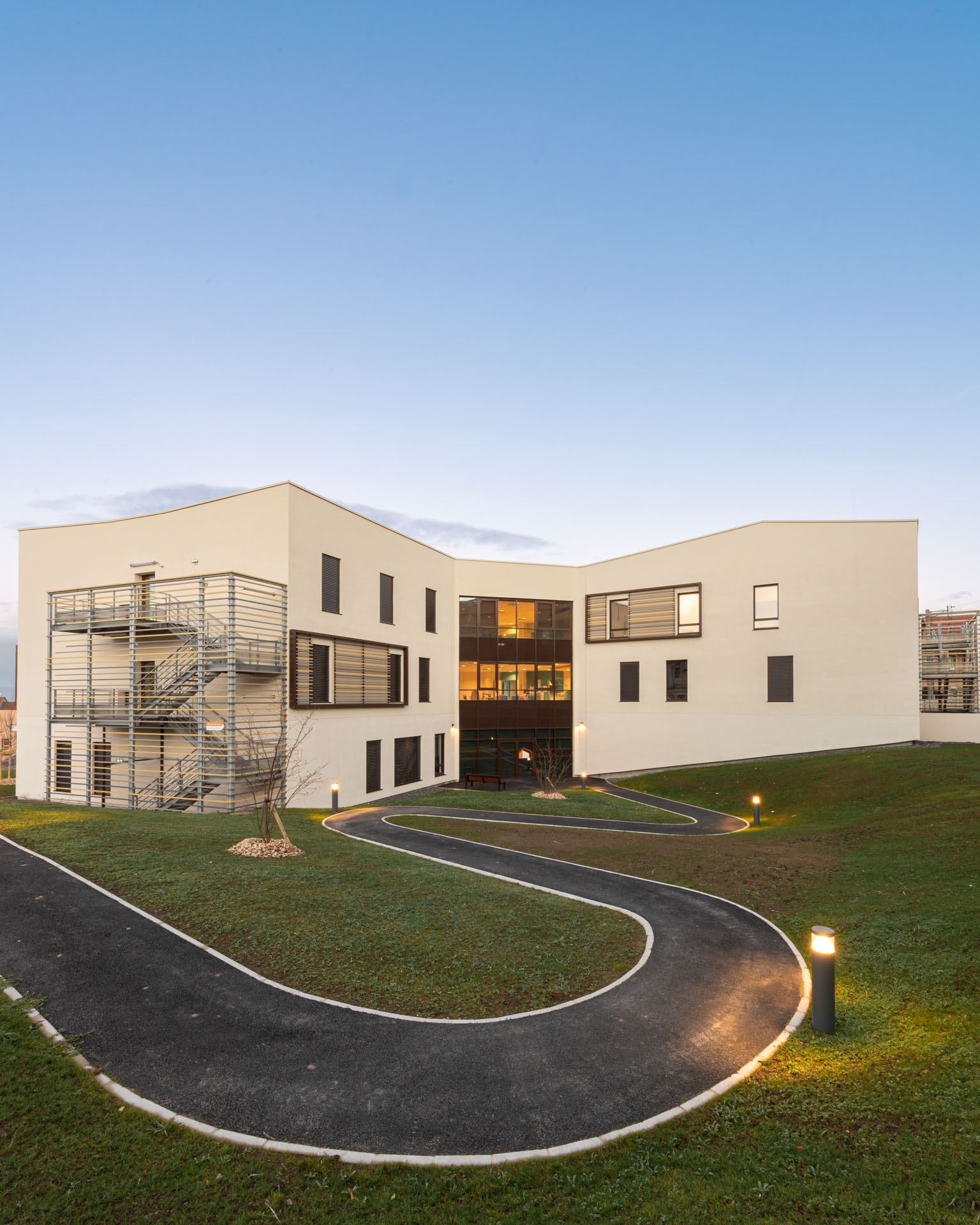 Photographies d'architecture de l'EHPAD de Chazelles sur Lyon - accuueil de jour depuis extérieur