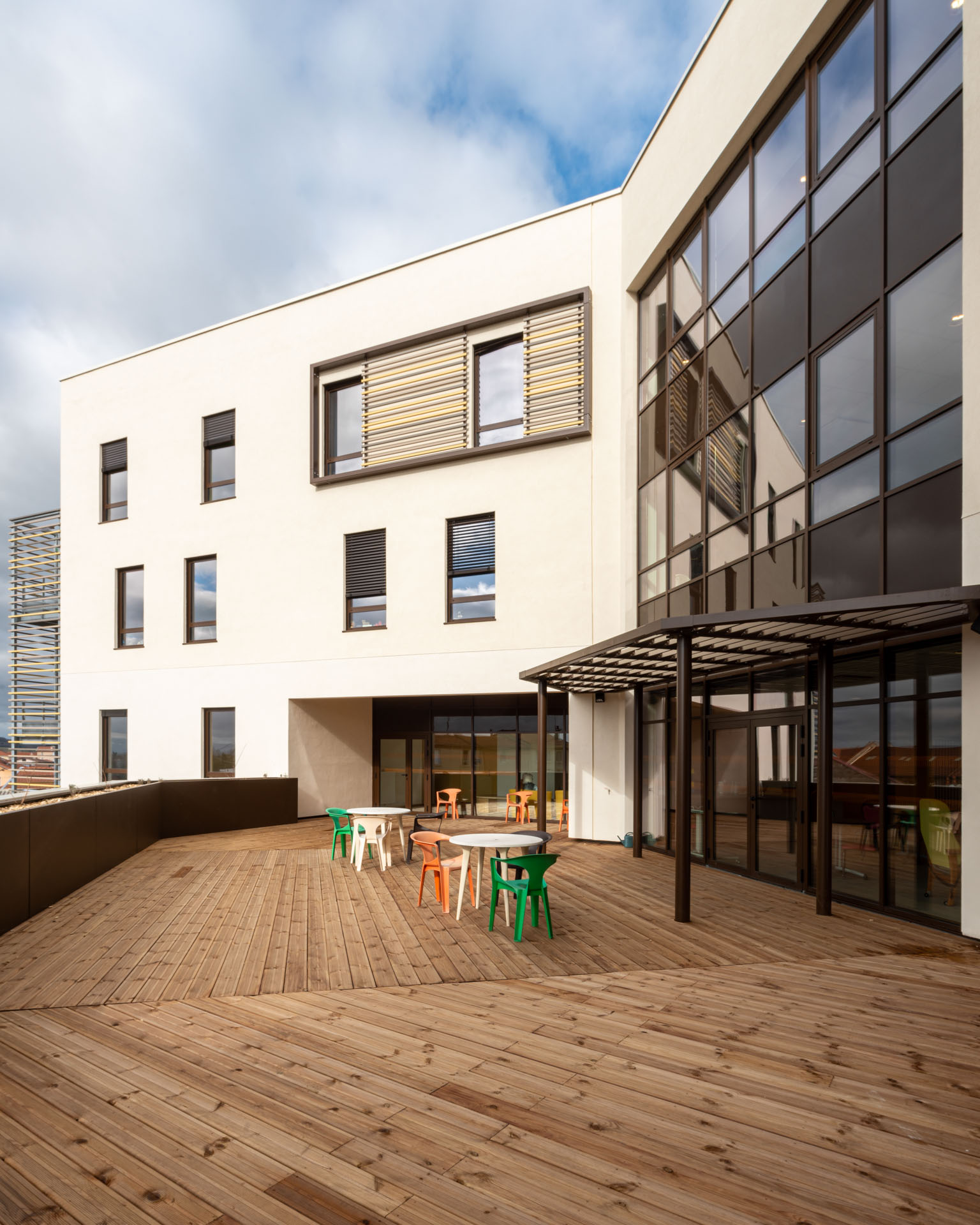 Photographies d'architecture de l'EHPAD de Chazelles sur Lyon - terrasse, tables et chaises