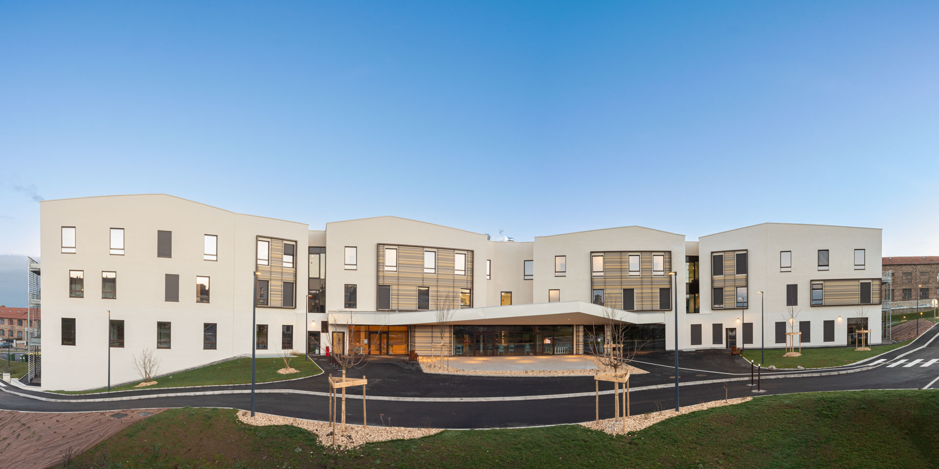 Photographies d'architecture de l'EHPAD de Chazelles sur Lyon - facade d'entrée