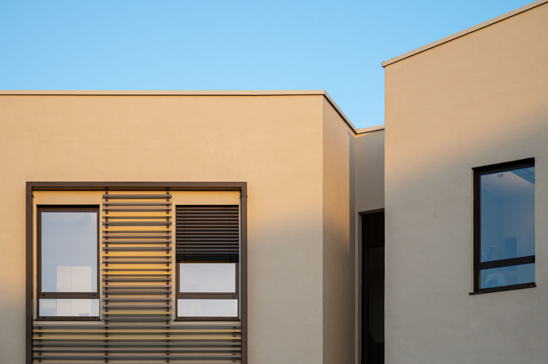 Photographies d'architecture de l'EHPAD de Chazelles sur Lyon - levé de soleil et détails façade