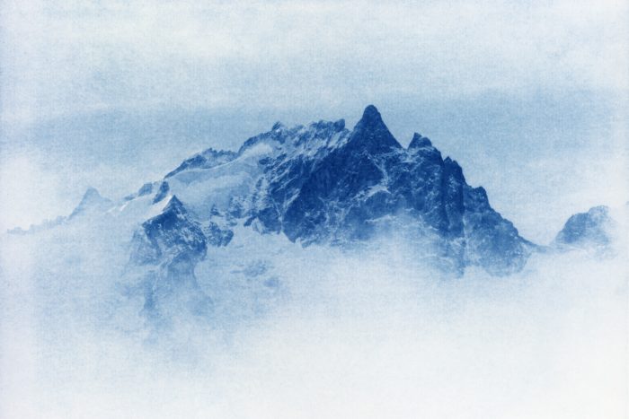 Tirage cyanotype montrant La Meije depuis le pic du Mas de la Grave