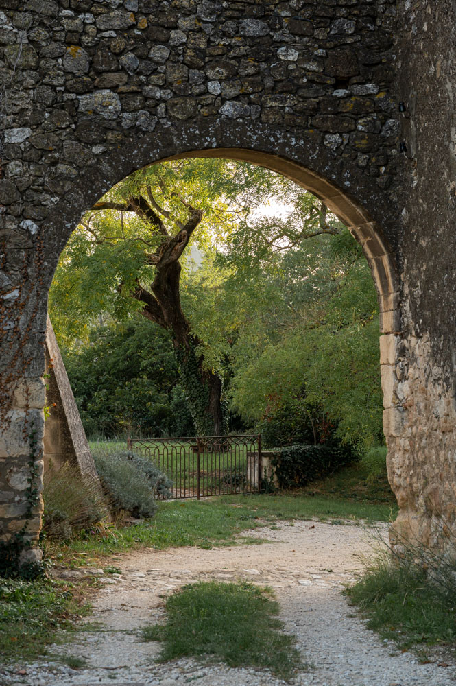 Extérieur : vue de l'arche en pierre menant à l'atelier de Pascaline