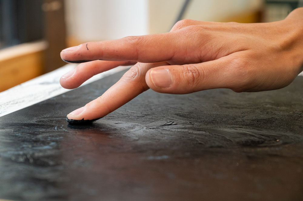 Photo d'artisanat, Kim Coz, gravur à l'eau forte