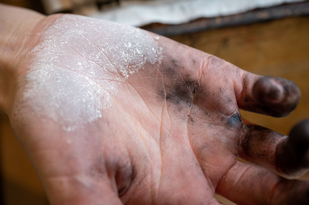 Photo d'artisanat, Kim Coz, gravur à l'eau forte