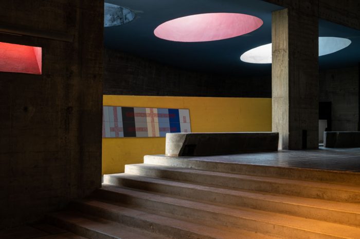 vue du fond de l'église et ses larges puits de lumière