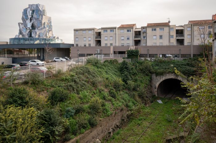 Photo de la tour Luma depuis la rue Mansard à Arles