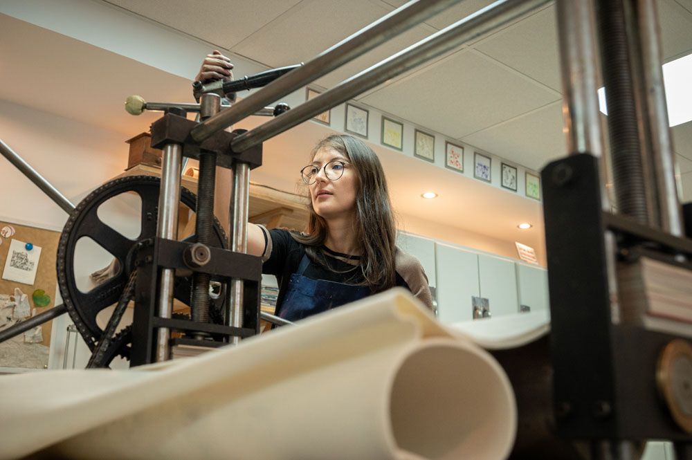 Photo d'artisanat, Kim Coz, gravur à l'eau forte