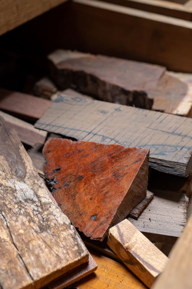 Photo de détail d'un fond de tiroir contenant des échantillons de bois