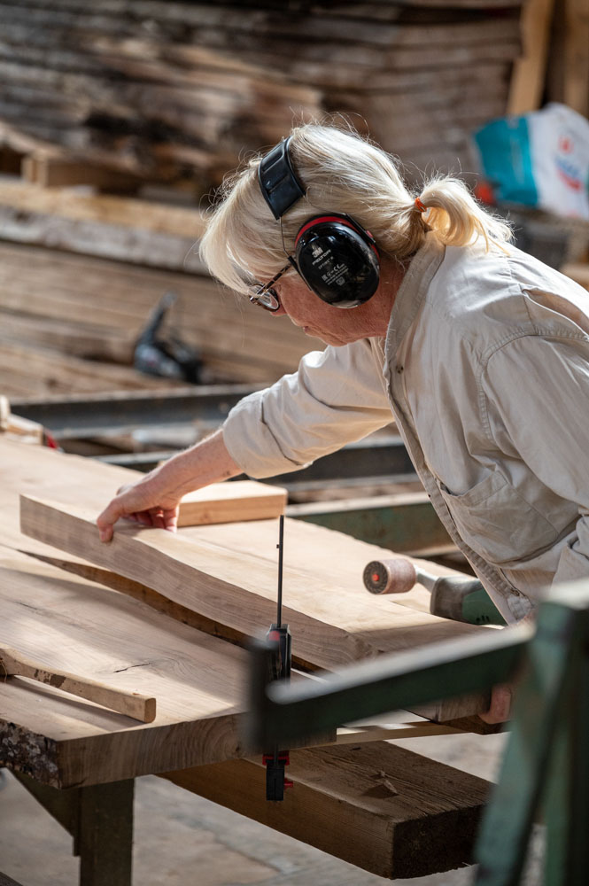 Pascaline ajuste la forme des embouts de table