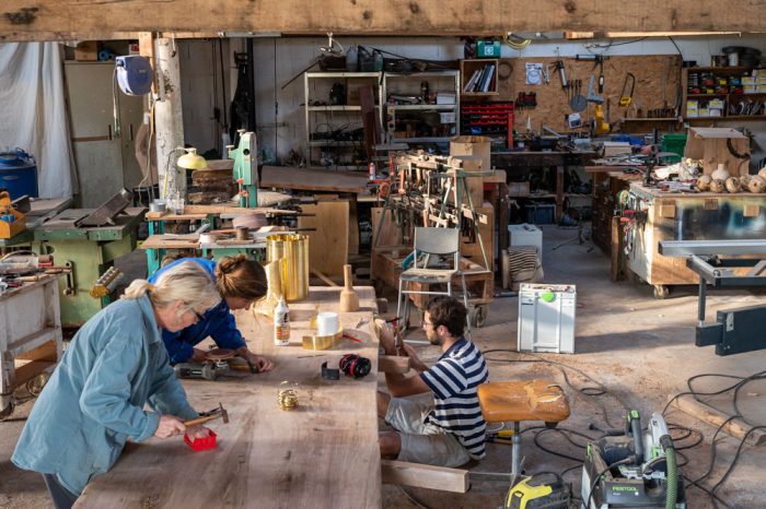 Vue d'ensemble de l'atelier, la table et les artisans