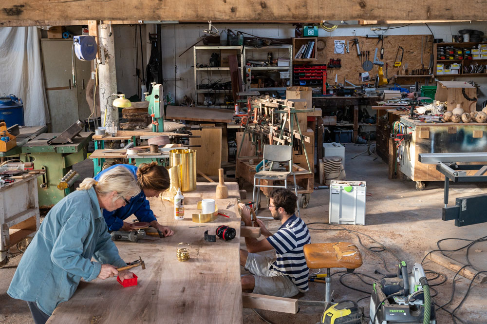 Vue d'ensemble de l'atelier, la table et les artisans