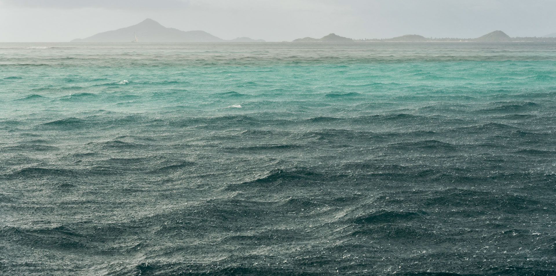 photo de paysage d'un orage dans ma mer des Caraïbes
