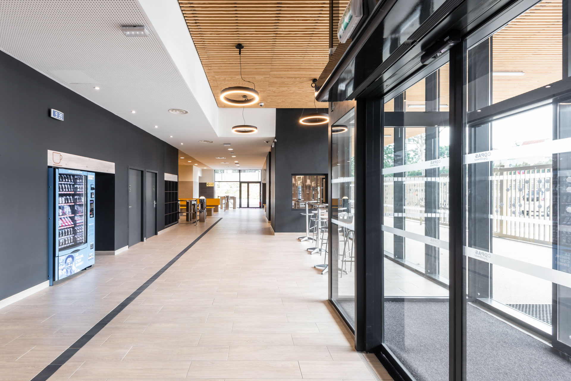 photo d'architecture de la piscine Serge Buttet à Romans-sur-Isère - Chabanne