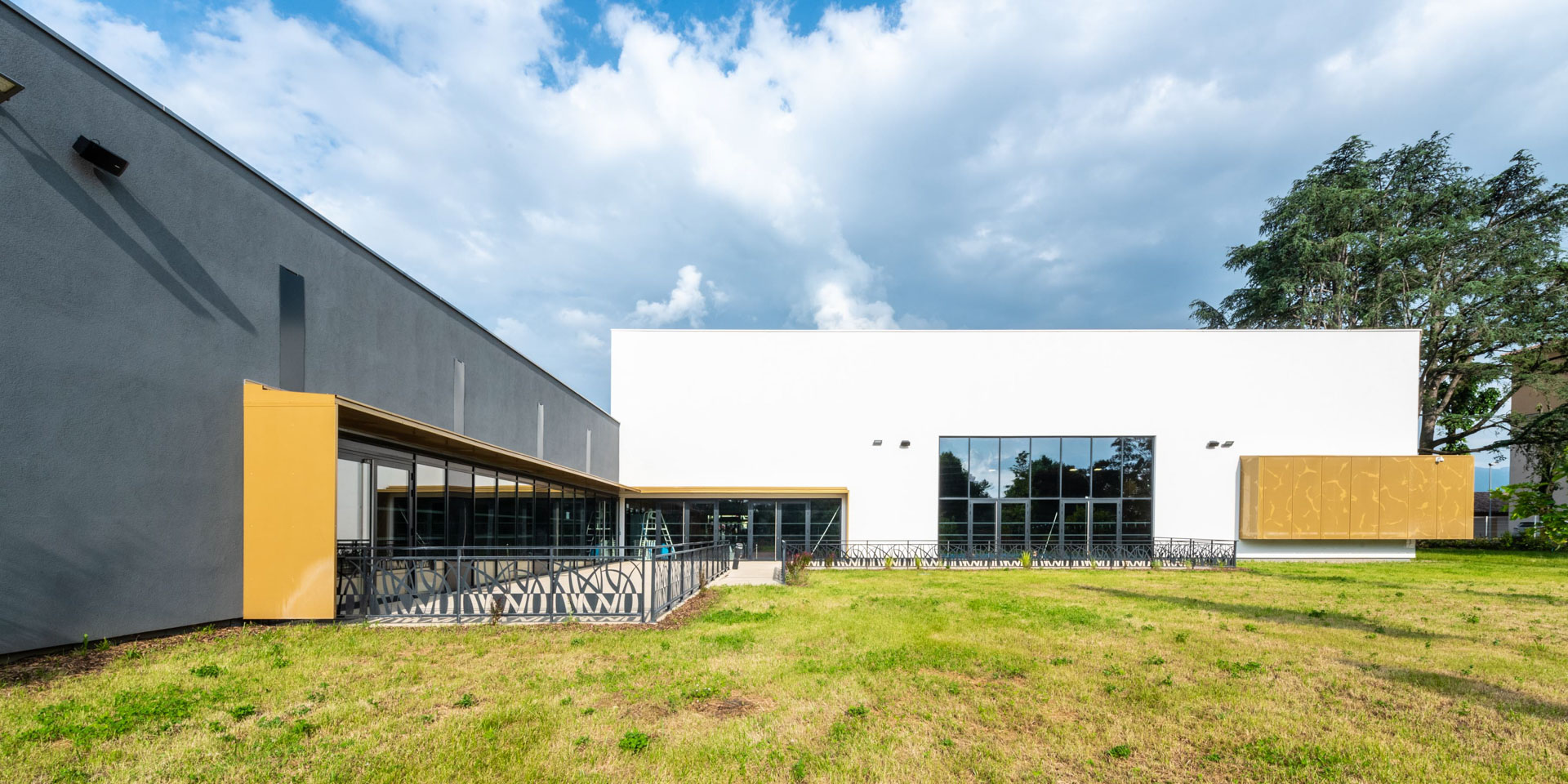 photo d'architecture de la piscine Serge Buttet à Romans-sur-Isère - Chabanne