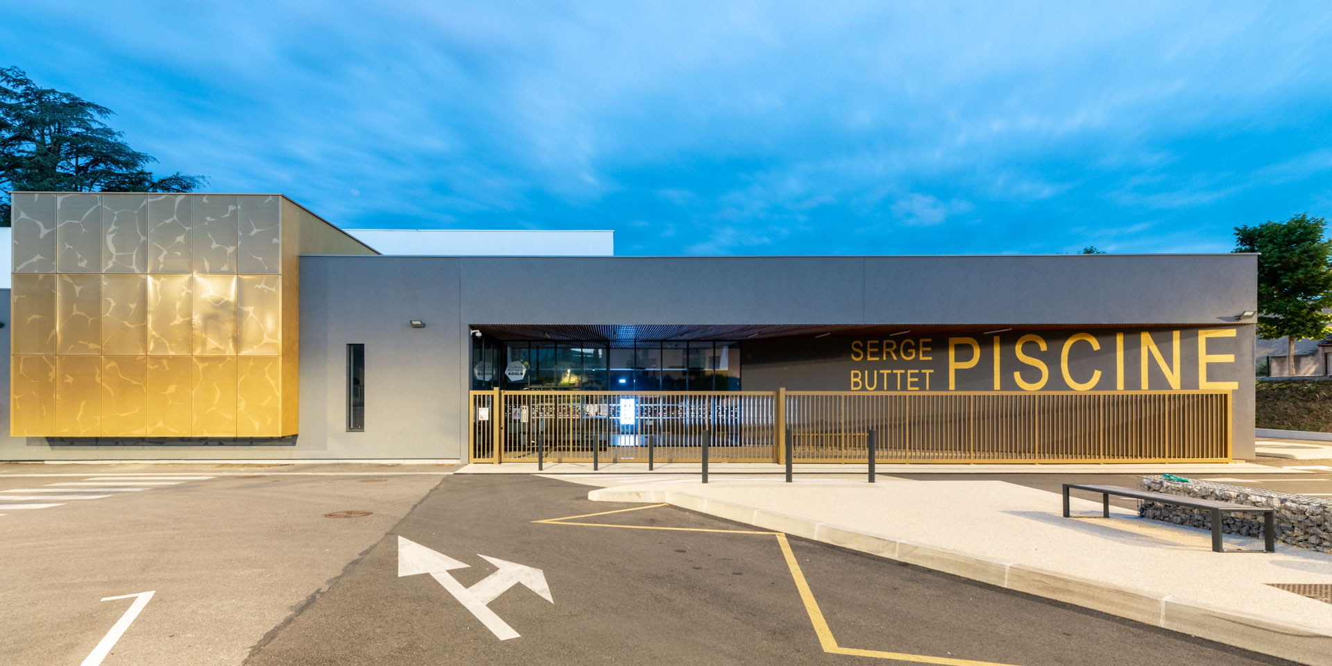 photo d'architecture de la piscine Serge Buttet à Romans-sur-Isère - Chabanne