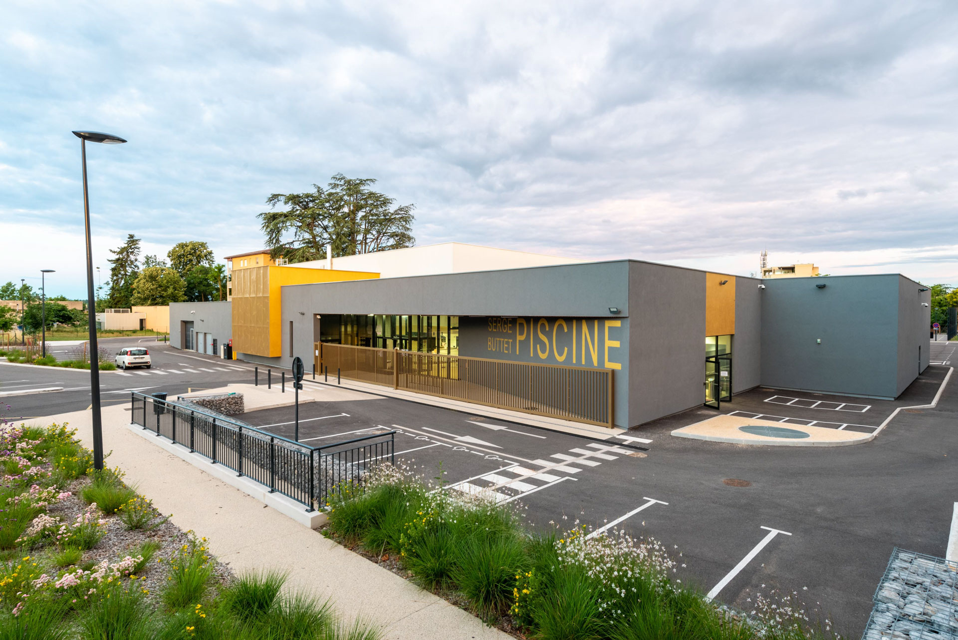 photo d'architecture de la piscine Serge Buttet à Romans-sur-Isère - Chabanne