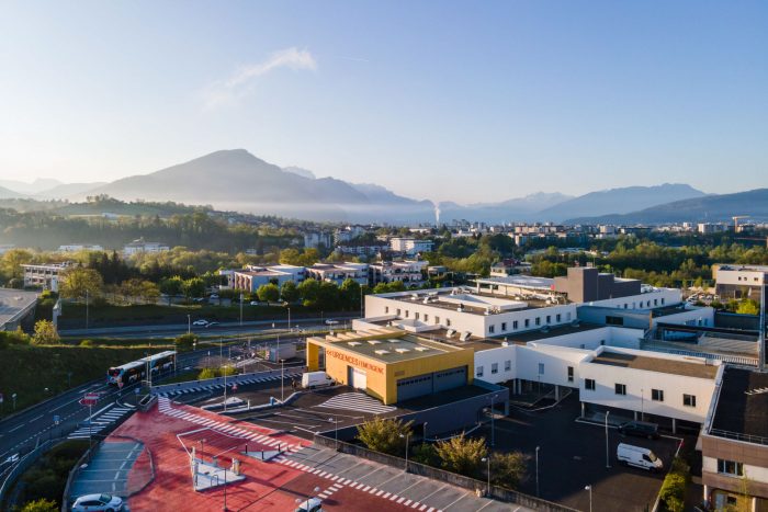 photo aérienne en drone du bâtiment des urgences du centre hospitalier Annecy Genevois