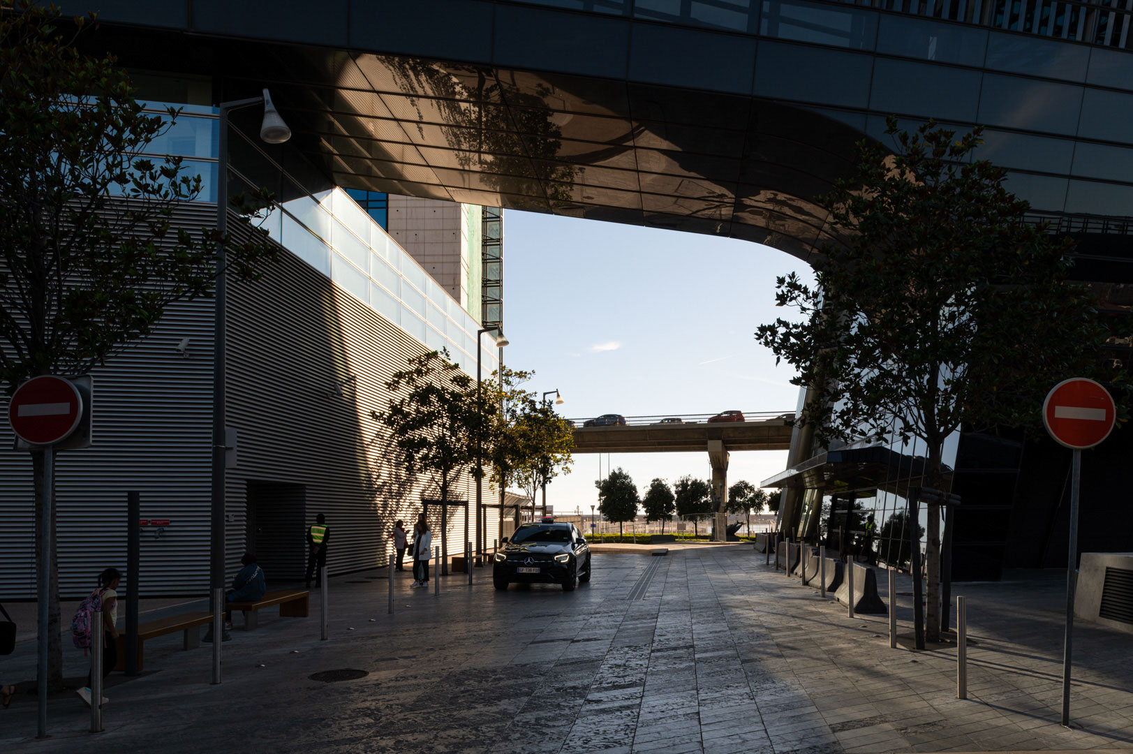 photo d'architecture de Marseille - parvis de la tour CMA-CGM