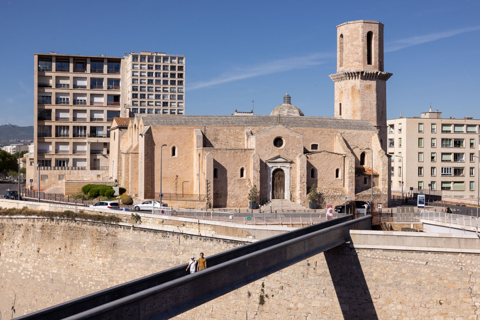 photo d'architecture de Marseille - passerelle de rudi ruccioti et église Saint Laurent