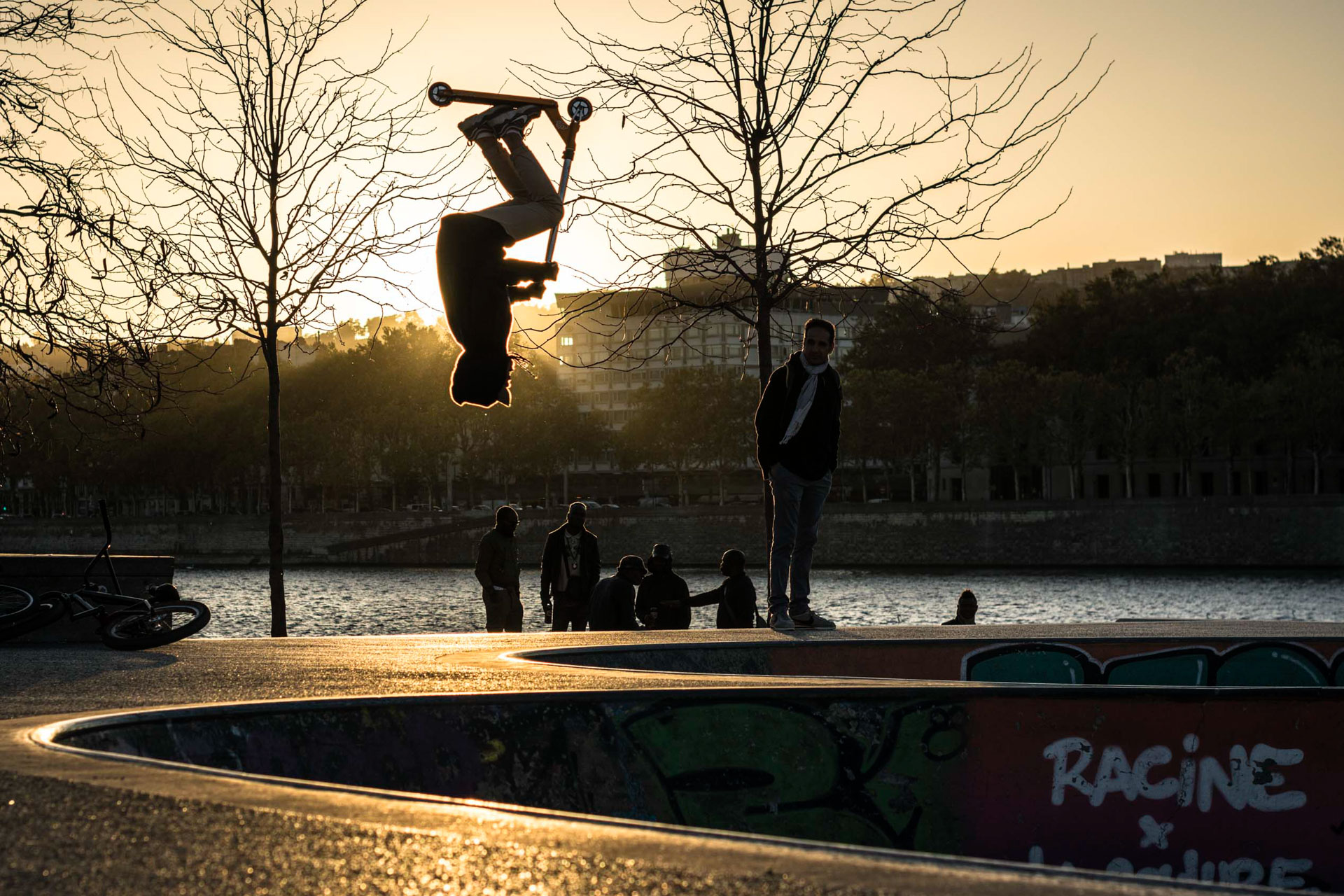 photo de street d'un ado en trotinette qui fait un back-flip, Bowl de la Guillotière