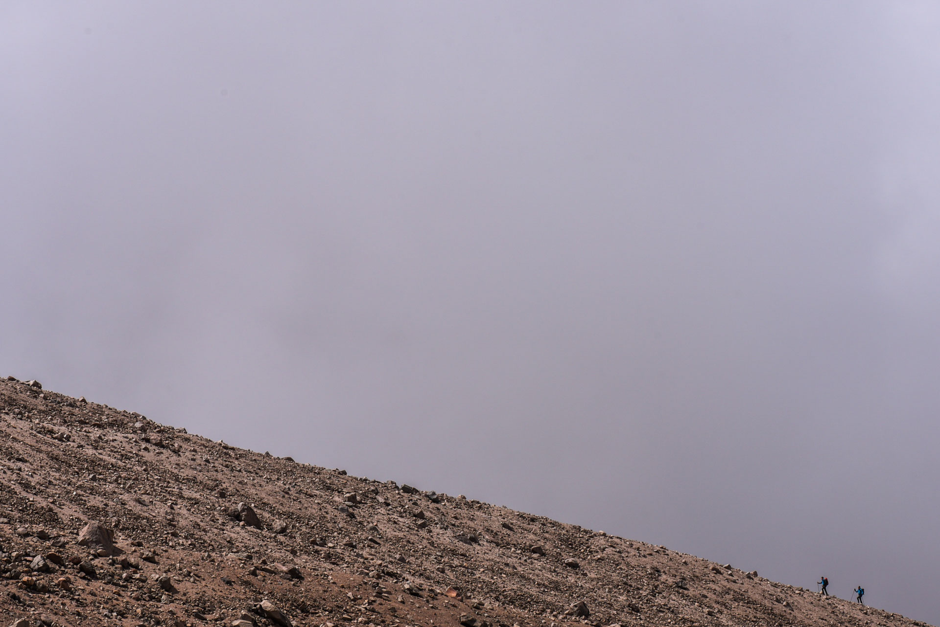 photo de paysage de randonneurs sur une face rectiligne, Equateur