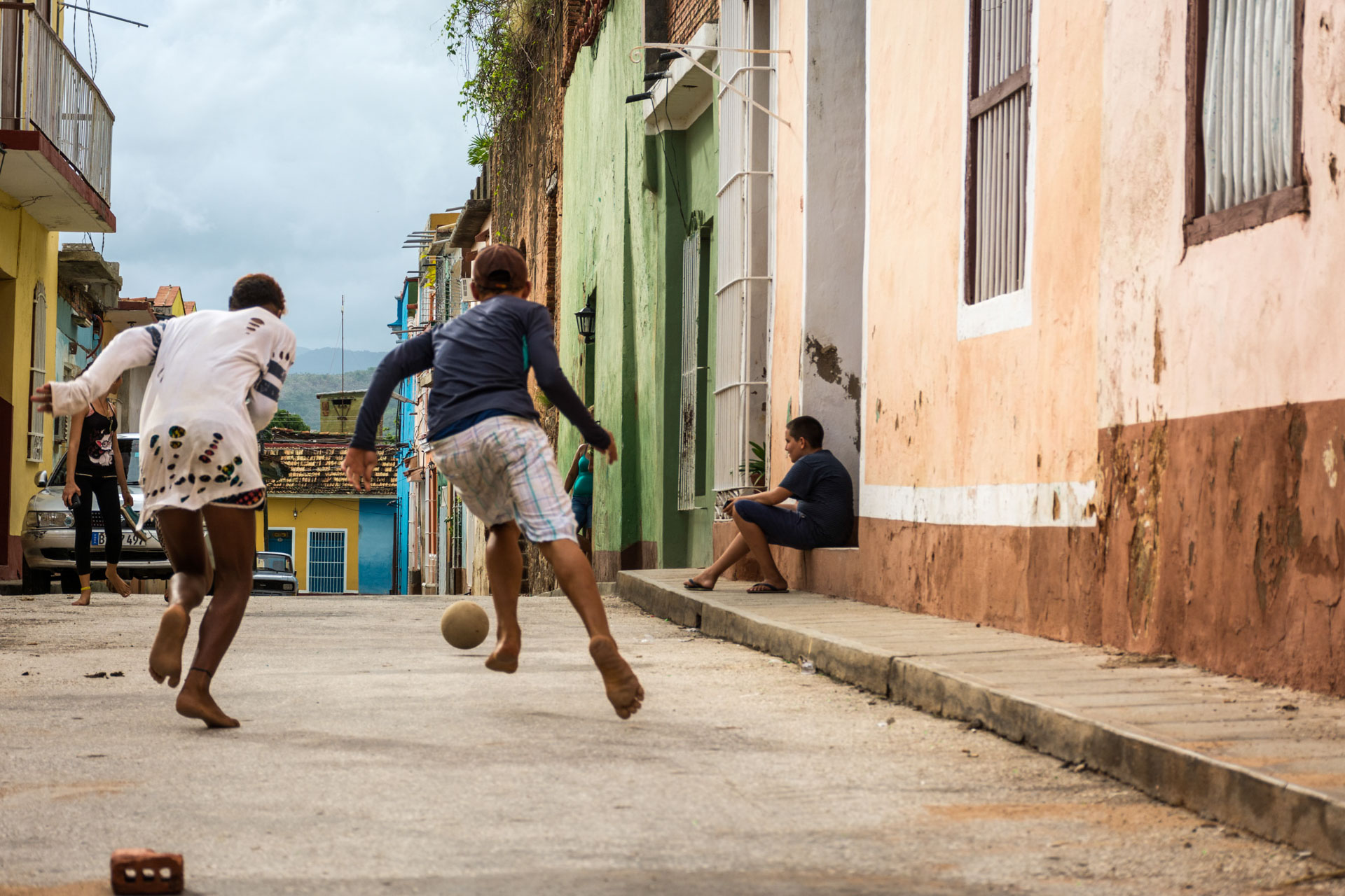 photo de street de 2 enfants qui jouent au football, Cuba