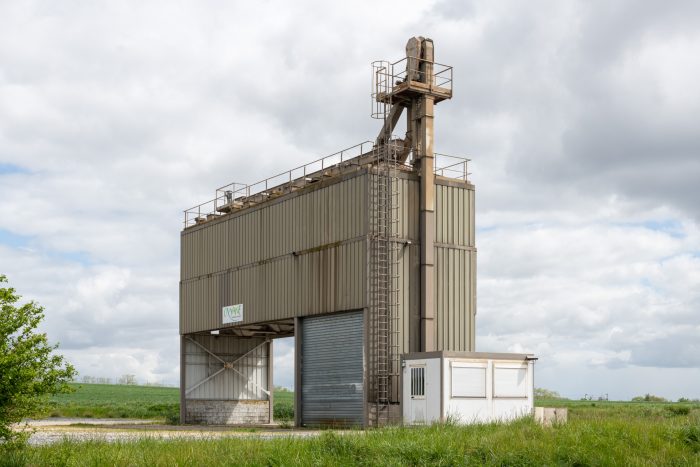 Photo de paysage montrant un silo agricole