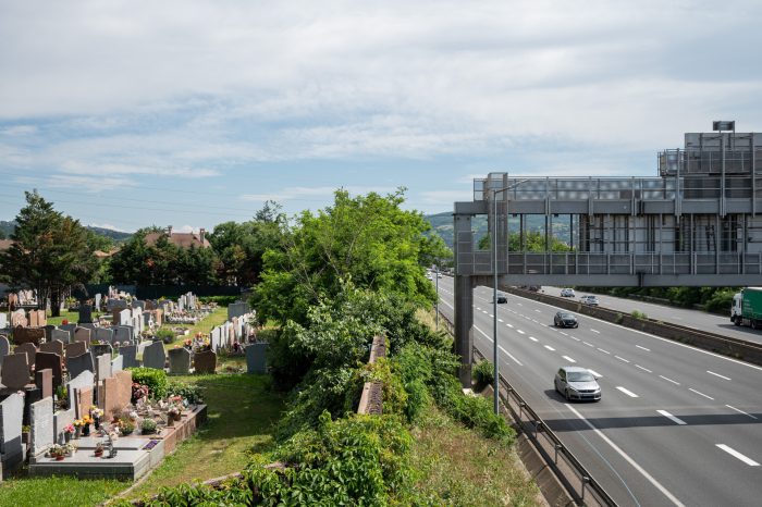 photo de paysage montrant une autoroute à droite, un cimetière à gauche